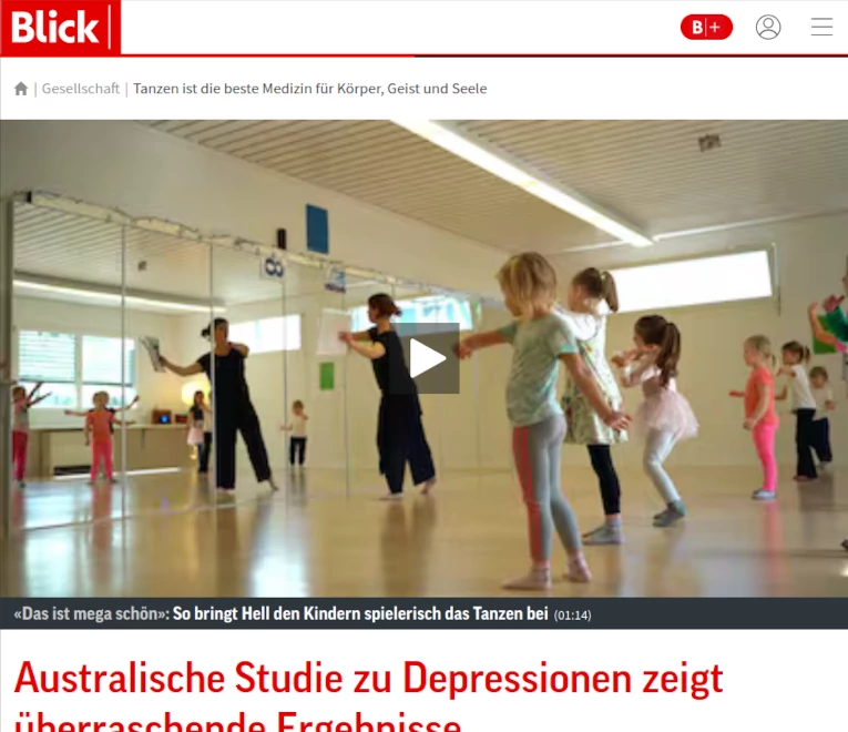 Artikel-Ausschnitt von Blick.ch mit Foto von tanzenden Kindern und Lehrerin vor Spiegel