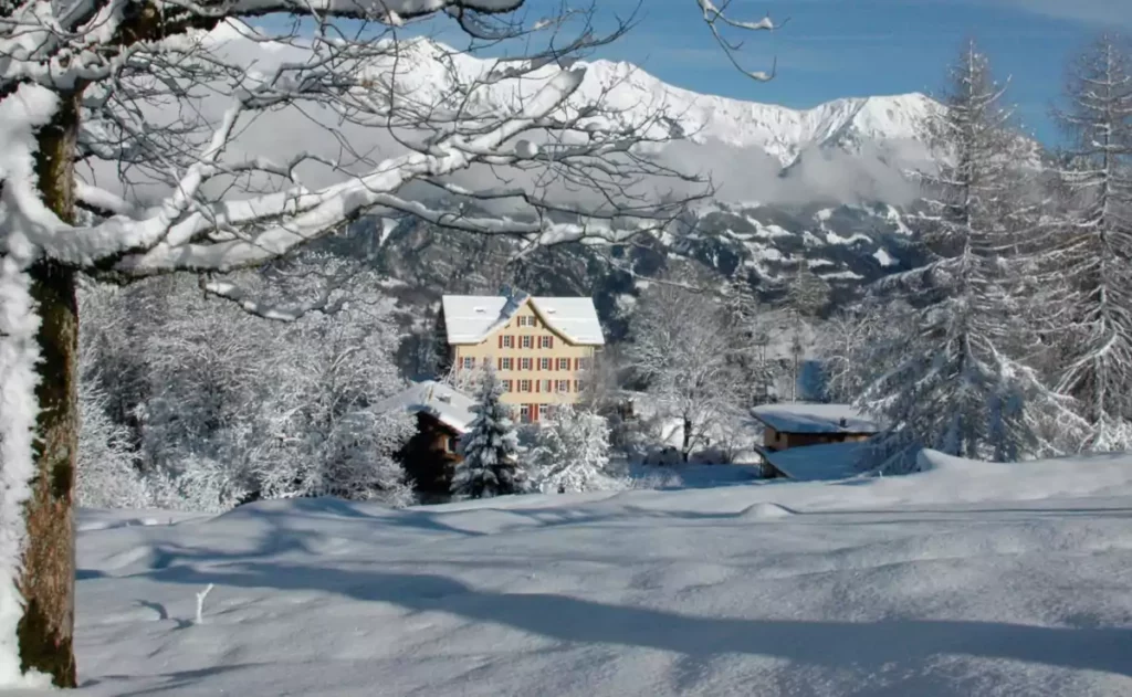 Gasthaus Schweibenalp im verschneiten Winter